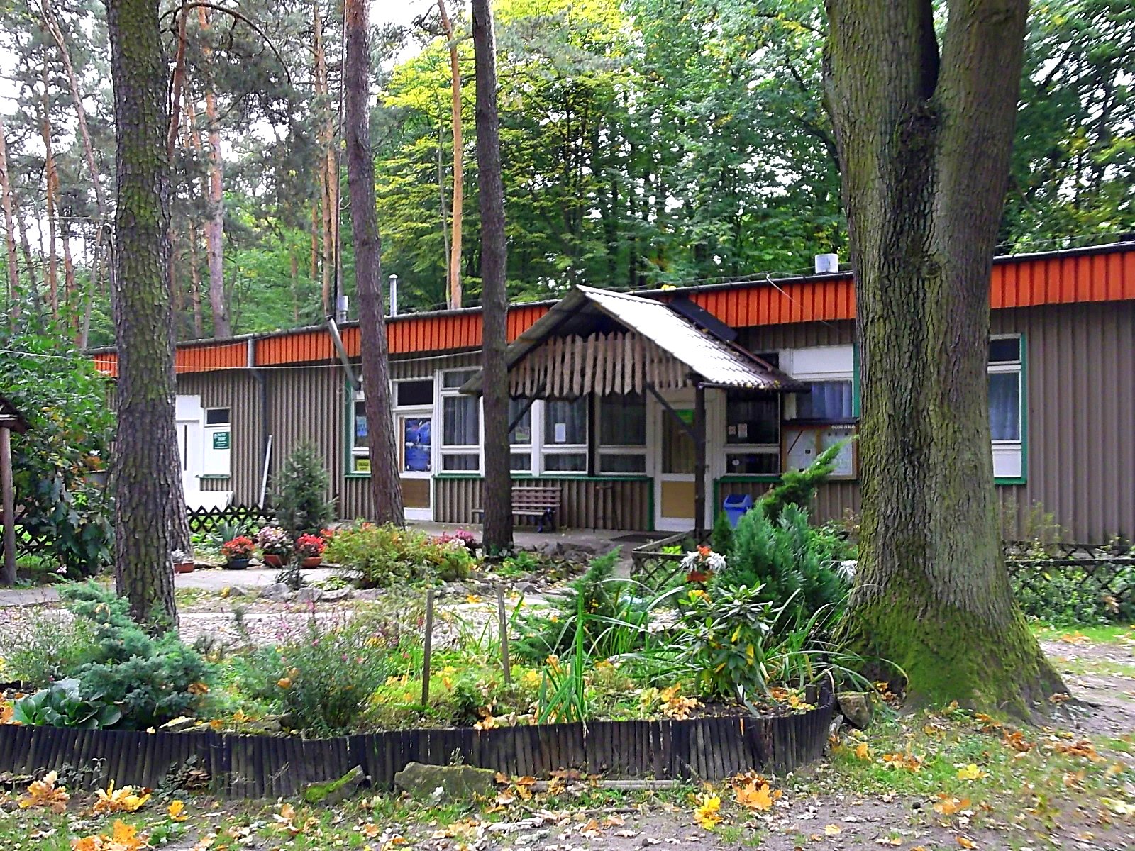 Budynek Ośrodka Turystyki Kajakowej Sosenka